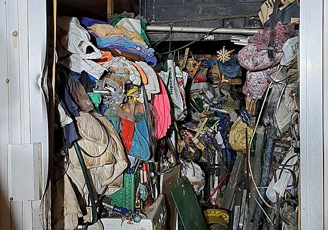 Imágenes de la entrada al garaje donde el fallecido se encontraba sepultado por basura.