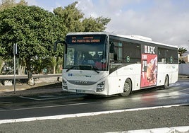 Guagua camino de Puerto del Carmen.