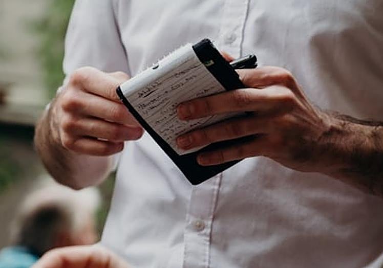 Imagen de archivo de un camarero tomando nota de la comanda.