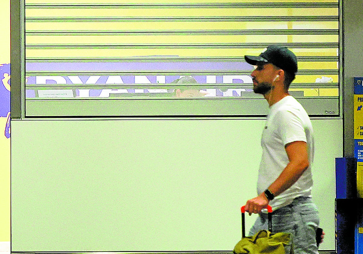 Imagen de archivo de un mostrador de Ryanair y un pasajero.