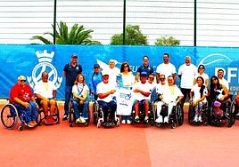 Todos los premiados de este certamen, en posado de familia.