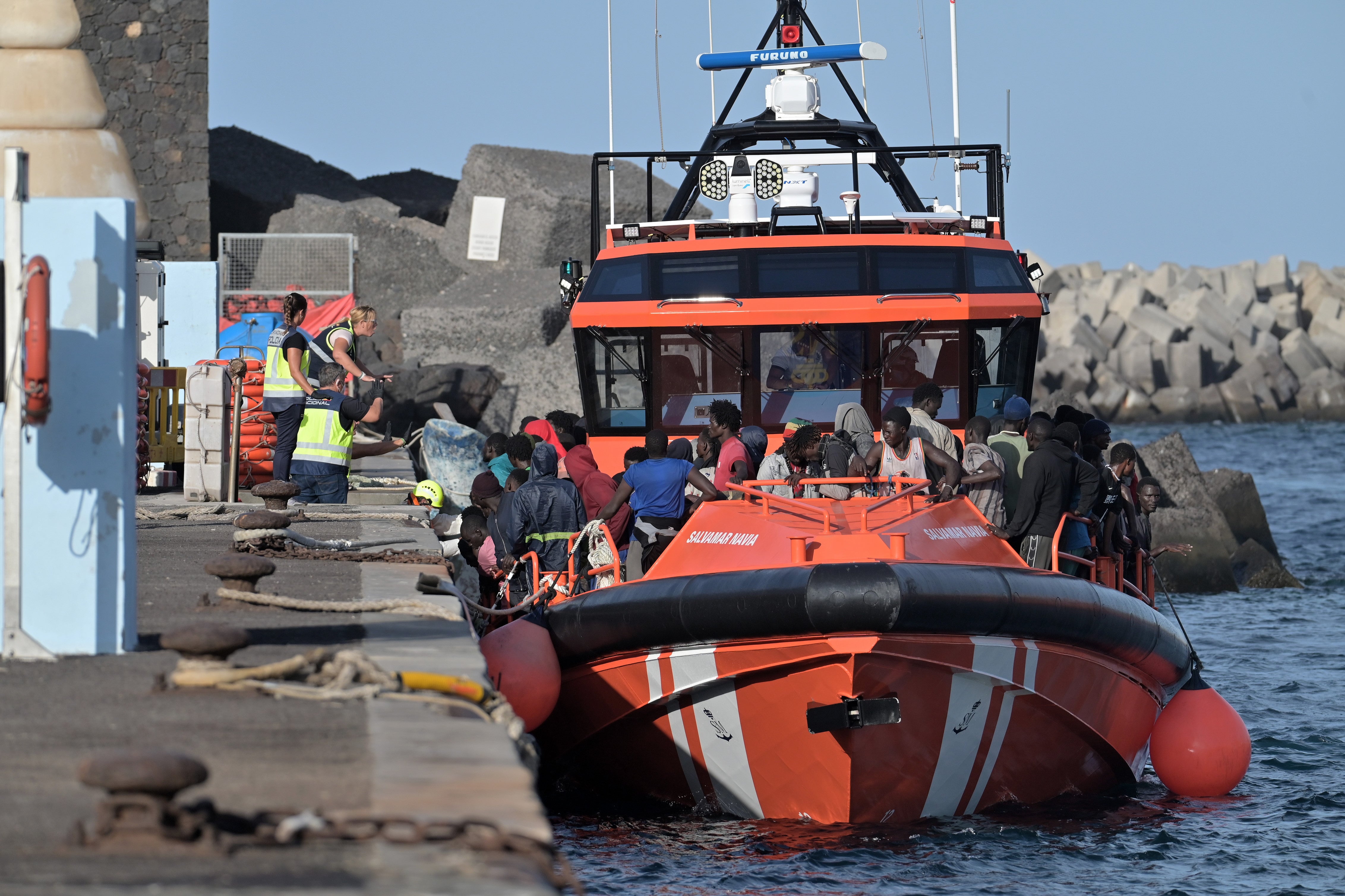 Imagen del rescate de las 235 personas en un cayuco por las salvamar Navia y Diphda.