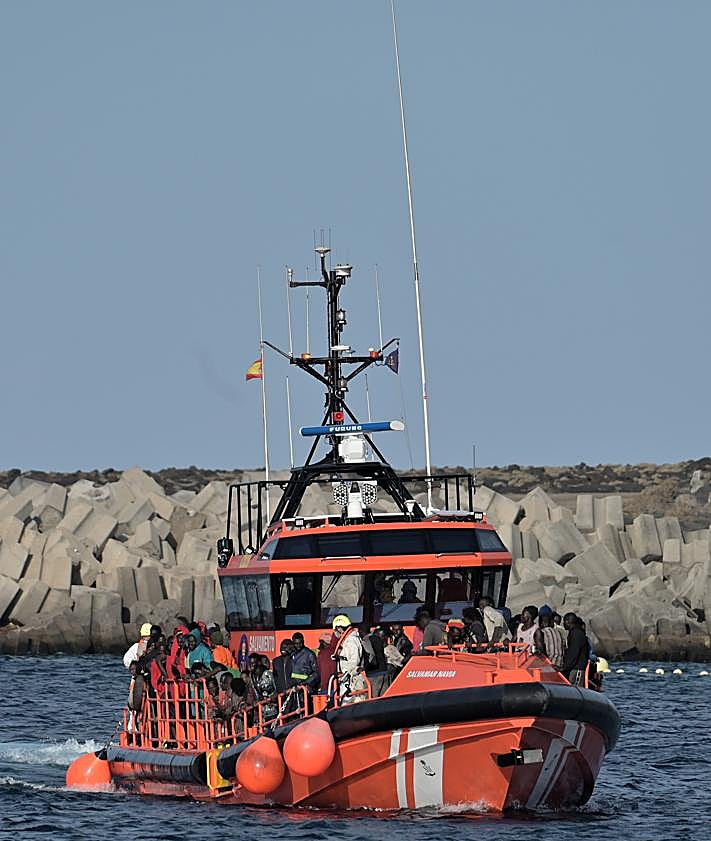 Imagen secundaria 2 - Imágenes del rescate de las 235 personas en el cayuco de El Hierro.