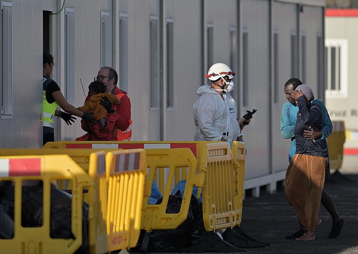 Imagen secundaria 1 - Imágenes del rescate de las 235 personas en el cayuco de El Hierro.