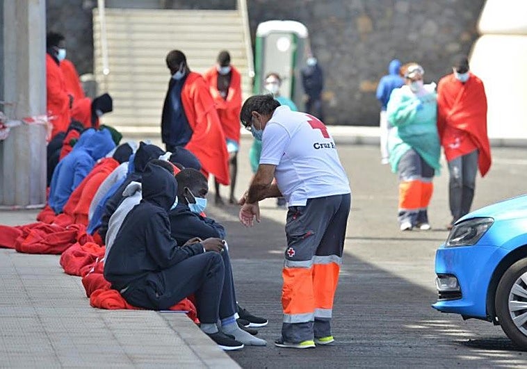 Imagen de archivo de atención a migrantes en el muelle de La Restinga, en El Hierro, algunos de ellos menores.