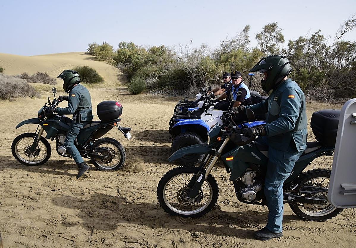 Drones, motos y quads policiales hacen batidas conjuntas para proteger las Dunas de Maspalomas