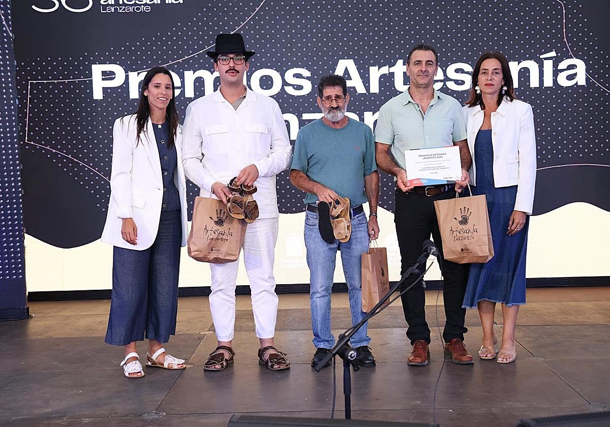 Premiados, junto con la consejera Aroa Revelo.
