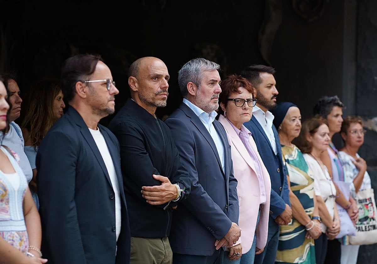 Un momento del minuto del silencio guardado por miembros del Gobierno de Canarias este martes.