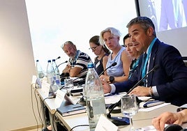 Narvay Quintero (d) con Isabel Artime (2d) durante una rueda de prensa este martes.