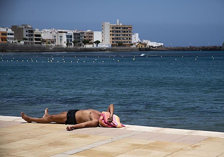 Imagen de un hombre tomando el sol.
