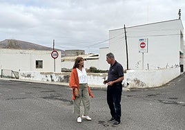 Alcaldesa, Olivia Duque; y edil de Obras, Eugenio Robayna, en una de las calles a mejorar.