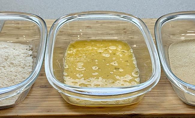 Dispondremos la harina, los huevos batidos y el pan rallado