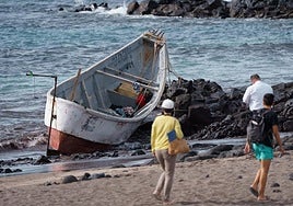 Los 19 detenidos del cayuco podrían haber tirado al mar a unos 50 migrantes