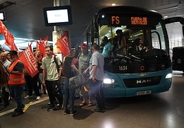 Colas esta mañana en San Telmo de pasajeros que trataban de subir a las guaguas en medio de las protestas de los trabajadores.