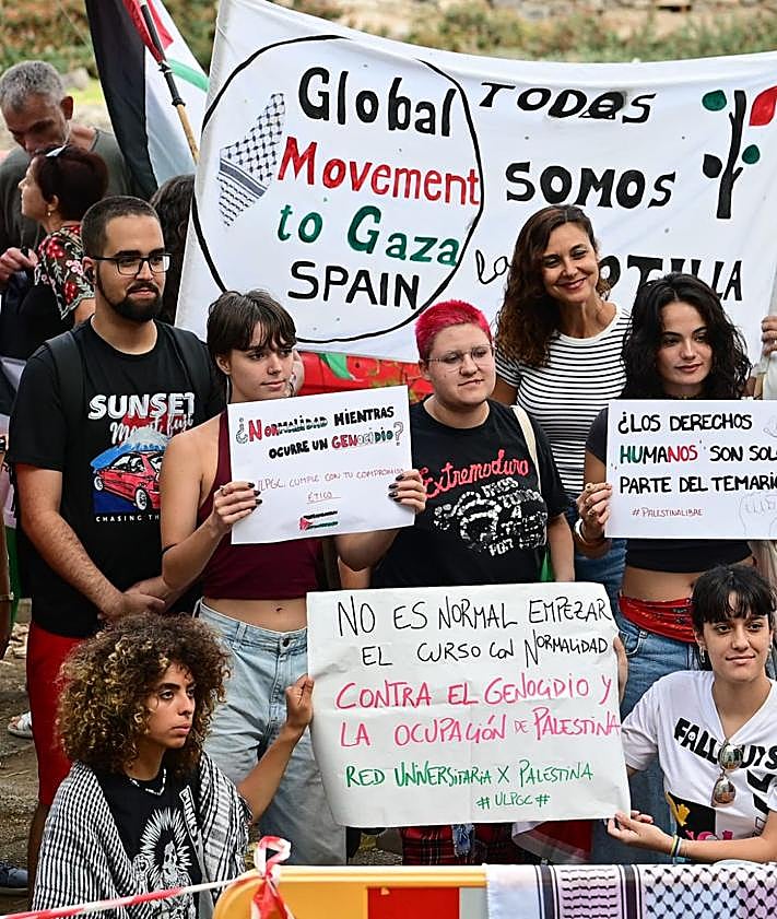 Imagen secundaria 2 - El presidente de Canarias, Fernando Clavijo, y el rector de la ULPGC, Lluís Serra, saludan a las personas manifestantes.
