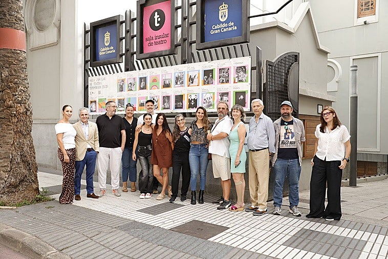 Guacimara Medina, consejera de Cultura del Cabildo de Gran Canaria y el director artístico de la Sala Insular de Teatro, Gonzalo Ubani, junto a miembros de compañías artísticas de la temporada 25/26.