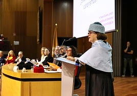 Teresa Cáceres durante su lección titulada '¿Se están muriendo los canarismos?'.