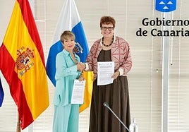 La presidenta de la patronal de la construcción, Salud Gil (i) y la consejera de Bienestar Social, Candelaria Delgado, tras la firma del acuerdo.