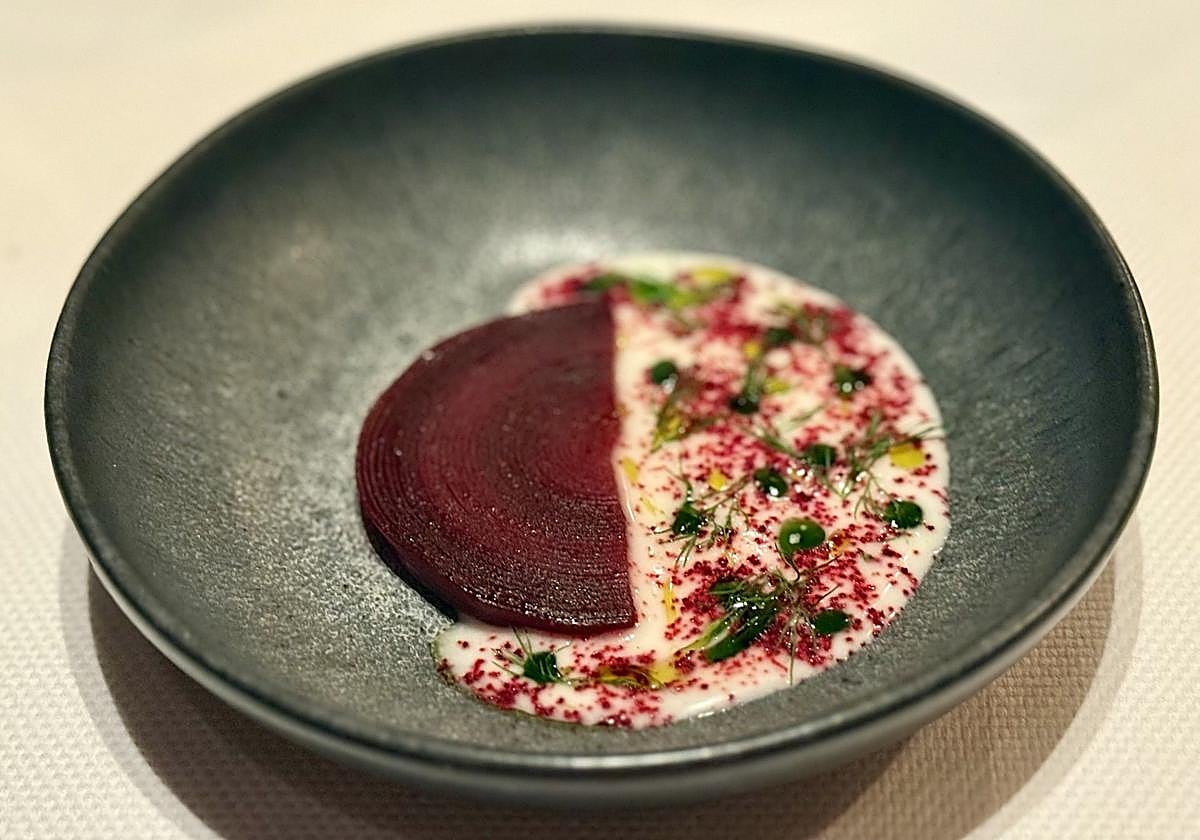 Remolacha con beurre blanc y aceite de eneldo en Bevir by Lopesan