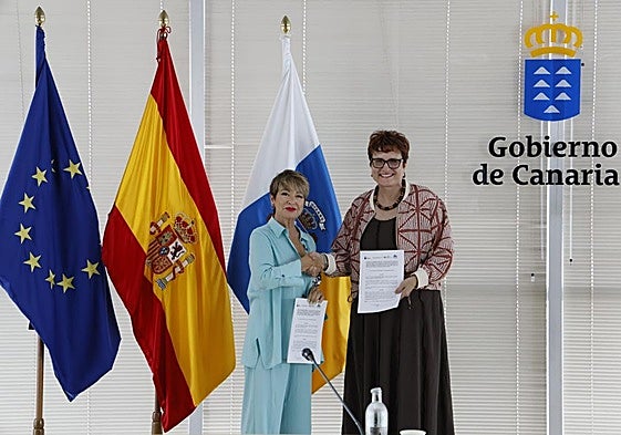 La consejera de Bienestar Social, Candelaria Delgado (d), y la presidenta de la patronal de la Construcción, Salud Gil.