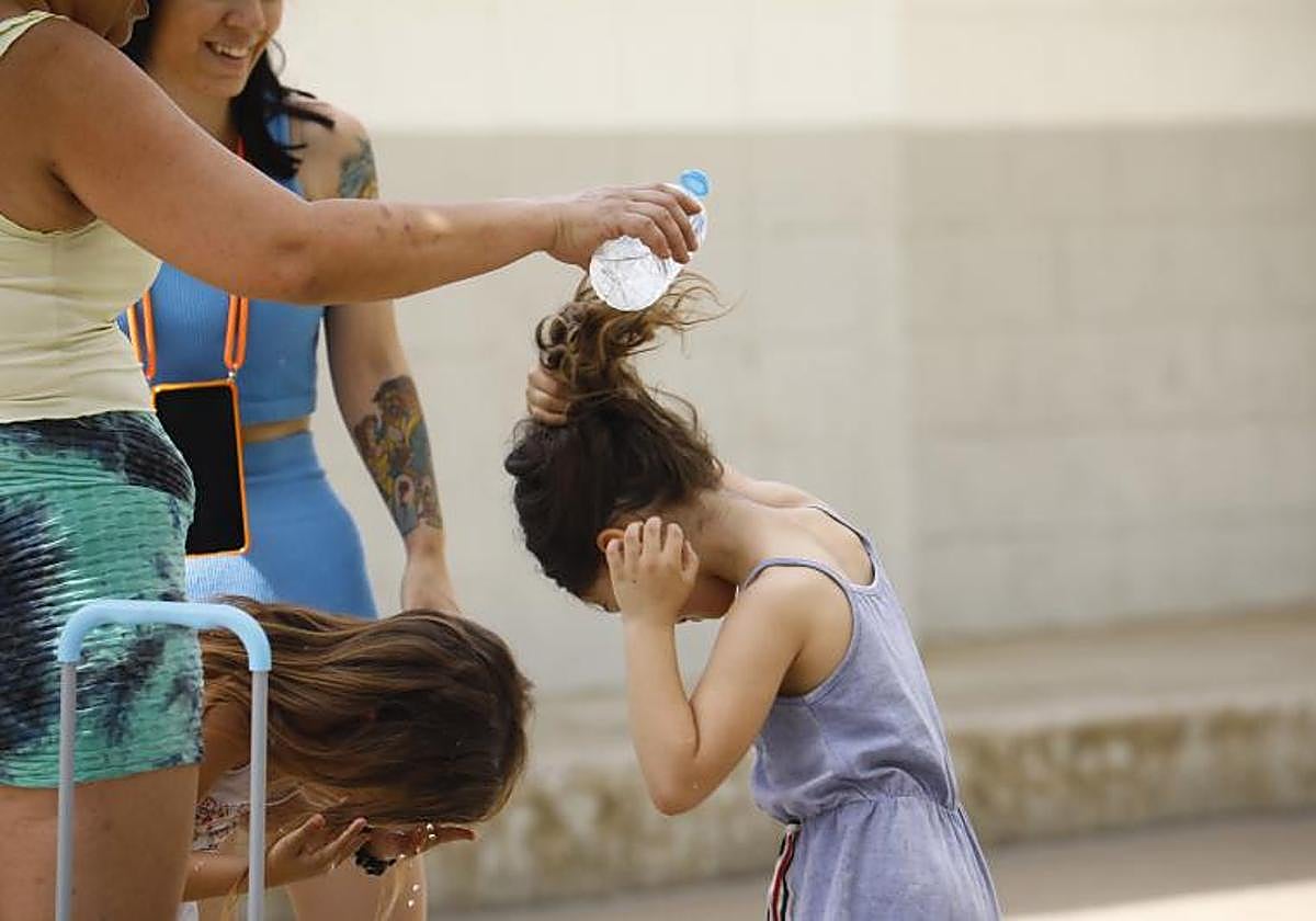 Imagen de archivo de dos niñas refrescándose ante las altas temperaturas.