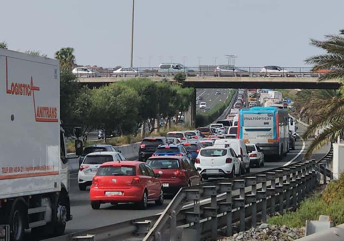 Las imágenes del colapso: colas de coches interminables en la GC-1