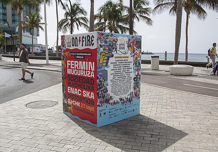 Cubo con artistas del festival, en la playa de El Reducto.