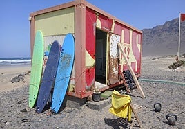 Contenedor en la playa de Famara, con visible deterioro, que sirve de base al personal de vigilancia.
