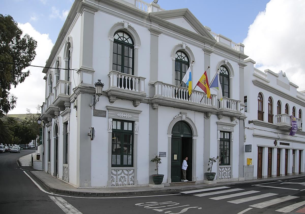 Vista exterior del Consistorio de Haría.