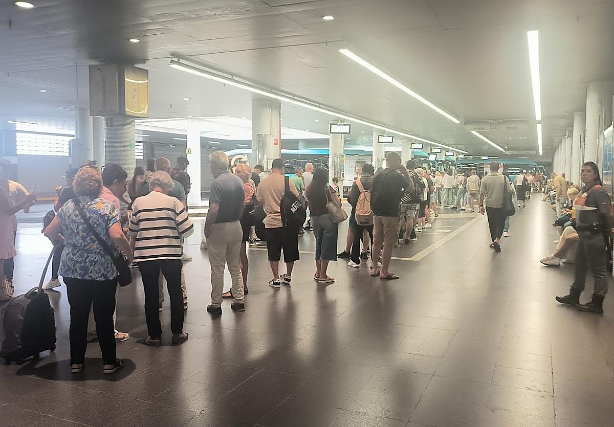 Imagen de las colas en la estación de guaguas en Gran Canaria en la segunda jornada de la huelga.
