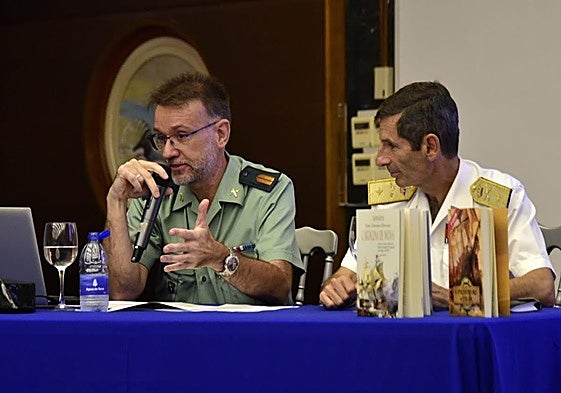José Antonio Devesa junto a Santiago de Colsa en la presentación de la nueva novela.