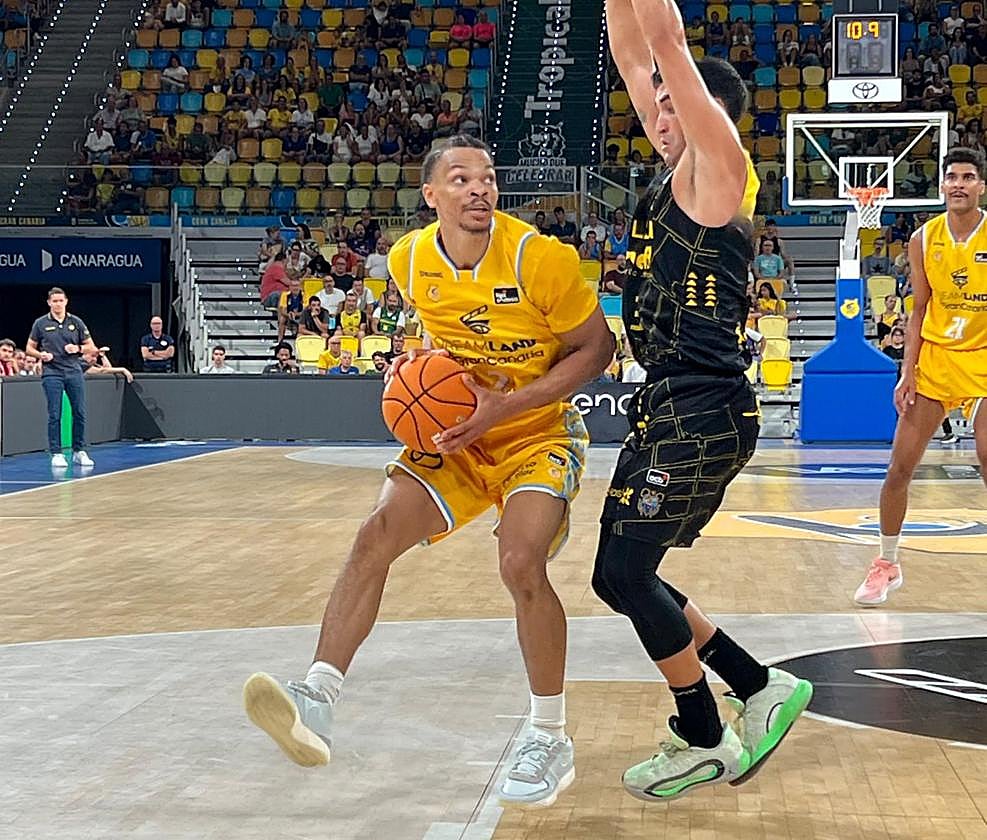 Isaiah Wong intenta anotar ante la defensa de Jaime Fernández.