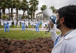 Imagen de archivo de una protesta de los médicos temporales a las puertas del hospital Insular.