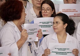 Protesta del colectivo médico a las puertas del hospital Doctor Negrín.