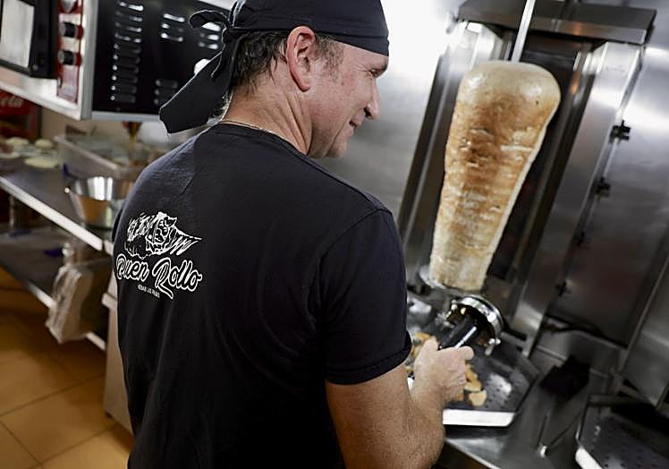 Jan, propietario de Buen Rollo Kebab, cortando la carne.