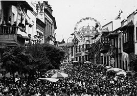 Día del Pino de 1955, con la calle Real atestada de gente.