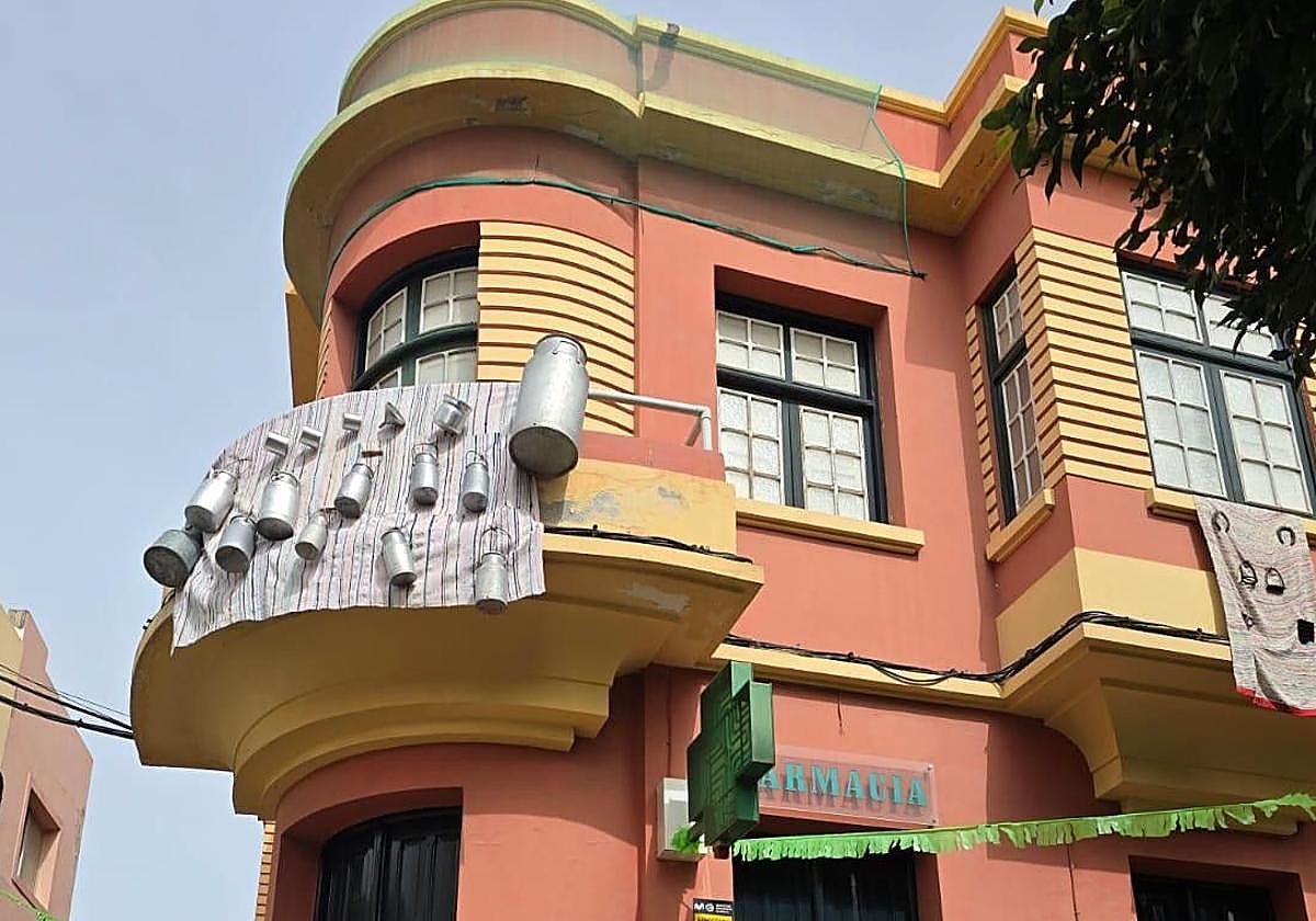 Los balcones del barrio de San Roque se preparan para recibir a la Virgen.