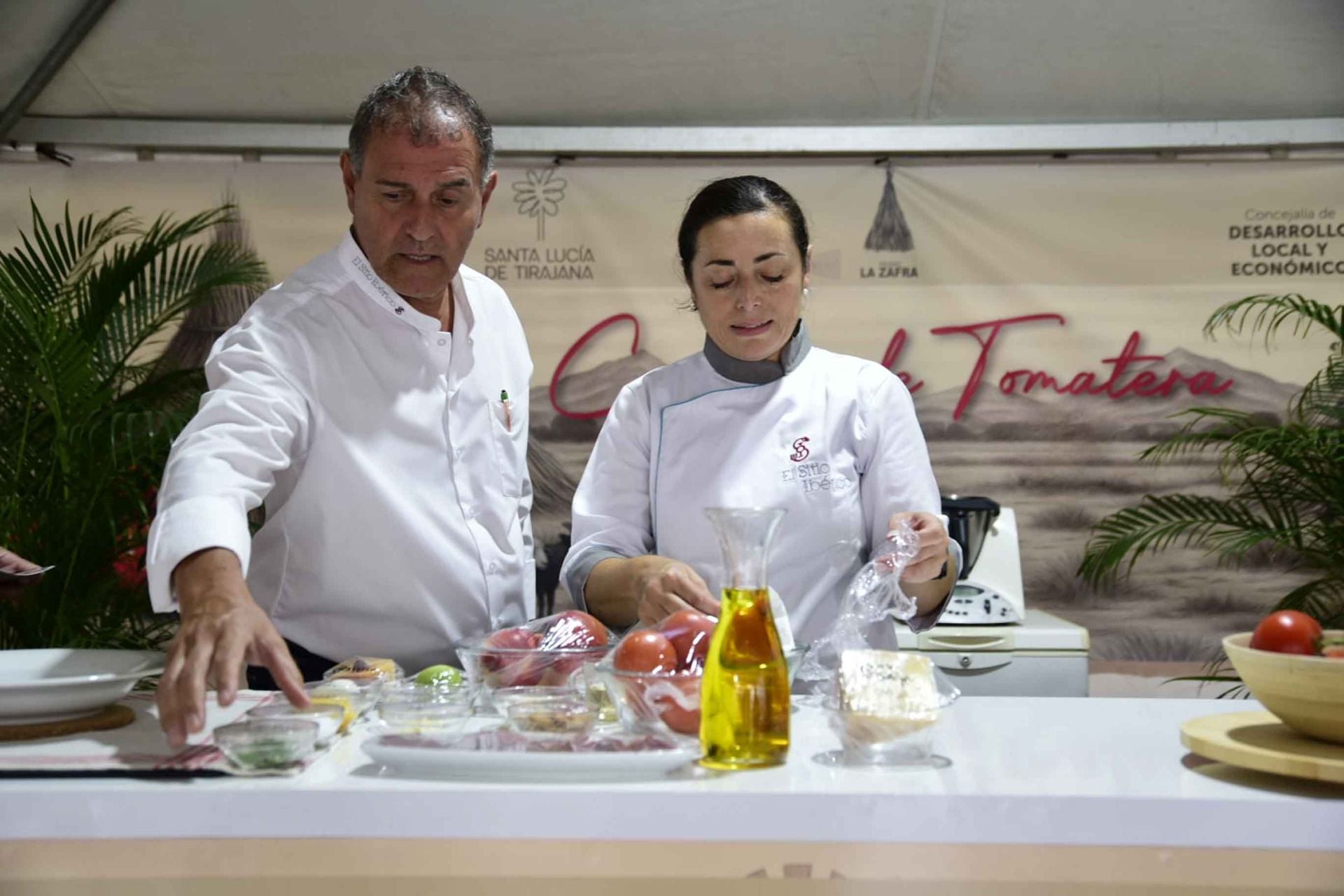 Calor y mucho sabor en la feria del tomate en Santa Lucía en Tirajana