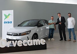 El director de la Red de Estaciones de DISA, Francisco Peláez, y el adjunto a la Dirección del Grupo Cabrera Medina, Sergio Ayala Cabrera, entregando las llaves del vehículo al ganador del sorteo, Sergio González.