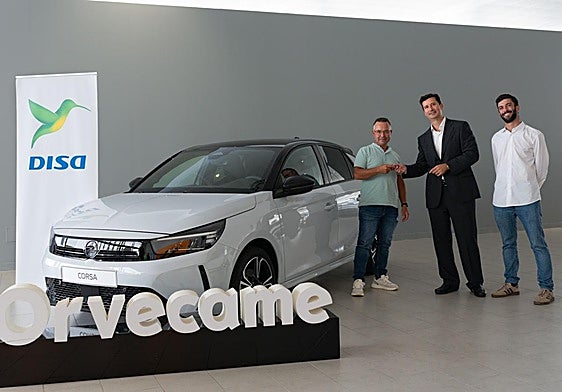 El director de la Red de Estaciones de DISA, Francisco Peláez, y el adjunto a la Dirección del Grupo Cabrera Medina, Sergio Ayala Cabrera, entregando las llaves del vehículo al ganador del sorteo, Sergio González.