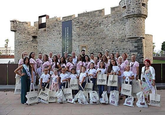 Imagen de las participantes de las fiestas de La Naval.