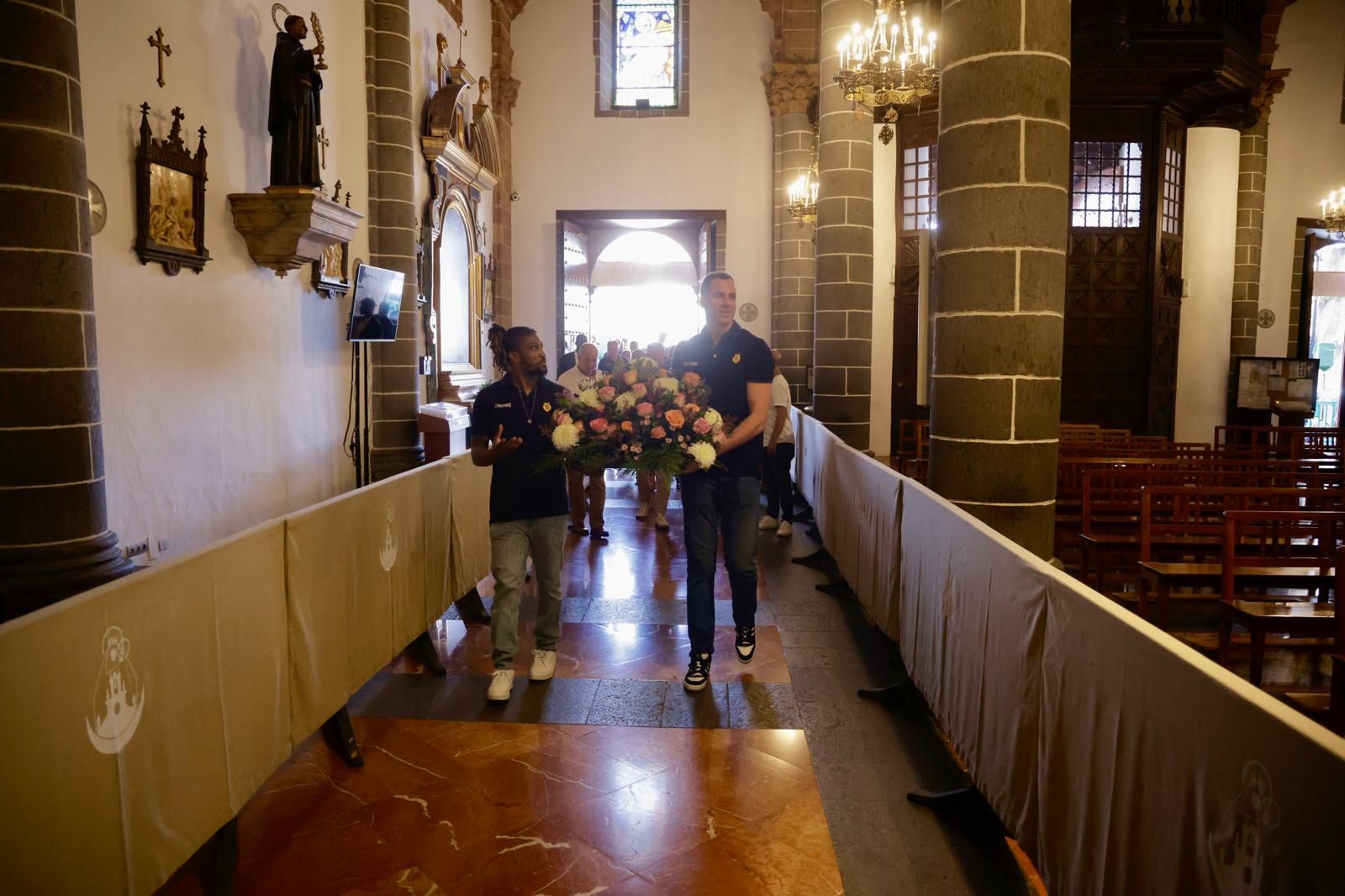 El CB Gran Canaria realiza su tradicional ofrenda floral a la Virgen del Pino