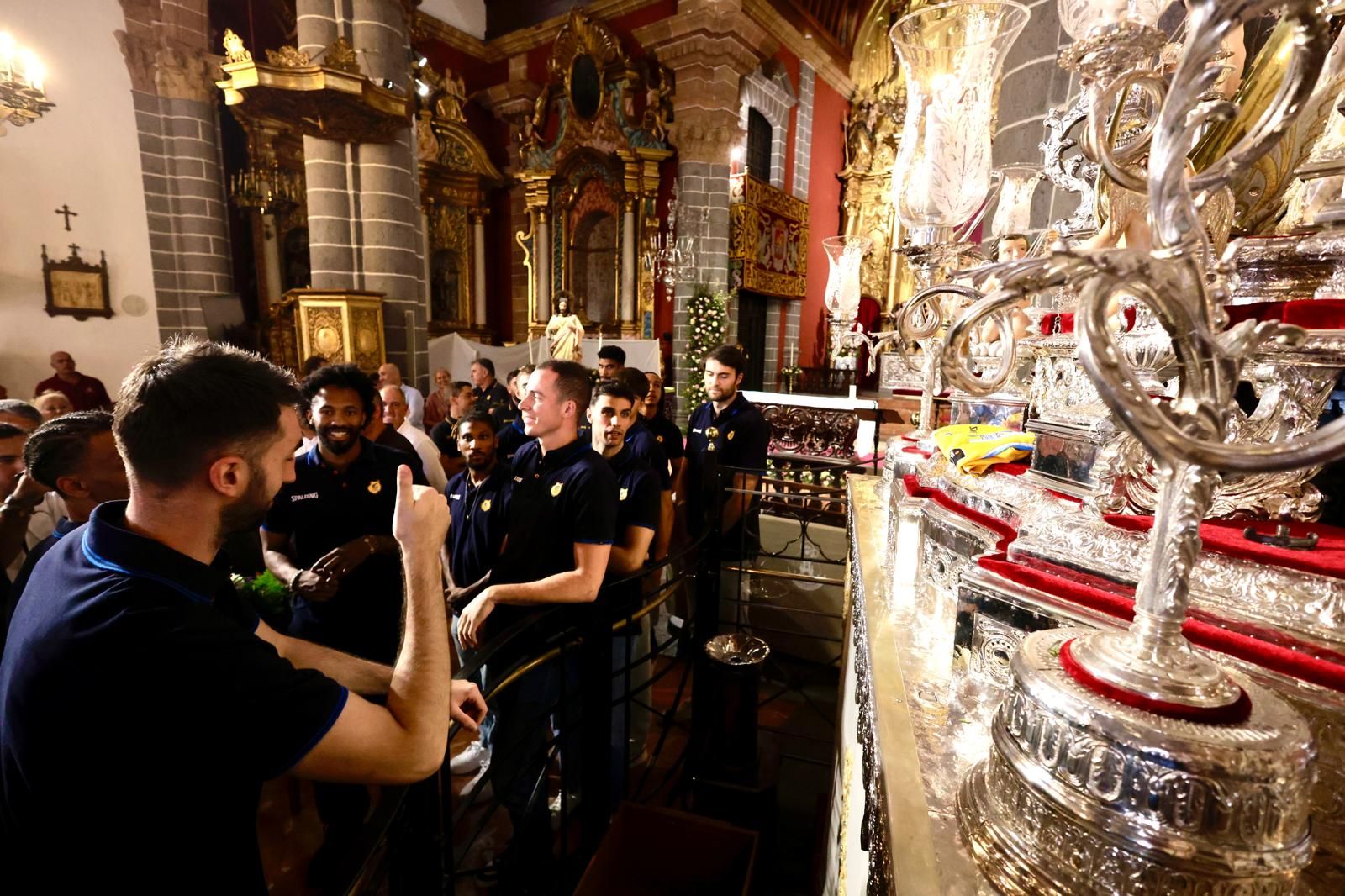 El CB Gran Canaria realiza su tradicional ofrenda floral a la Virgen del Pino