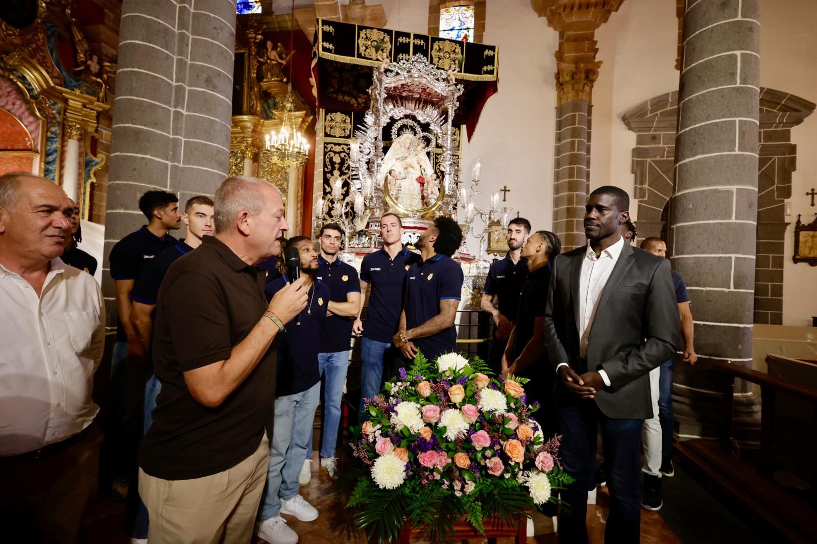 El CB Gran Canaria realiza su tradicional ofrenda floral a la Virgen del Pino