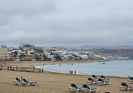 Imagen de la playa de Las Canteras con cielos nublados.