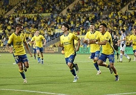 Imagen de los jugadores celebrando un gol en el partido ante la Real Sociedad B.