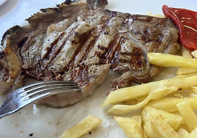 Chuleta de ternera asada 'estilo presidiario' en parrilla Santa Comba