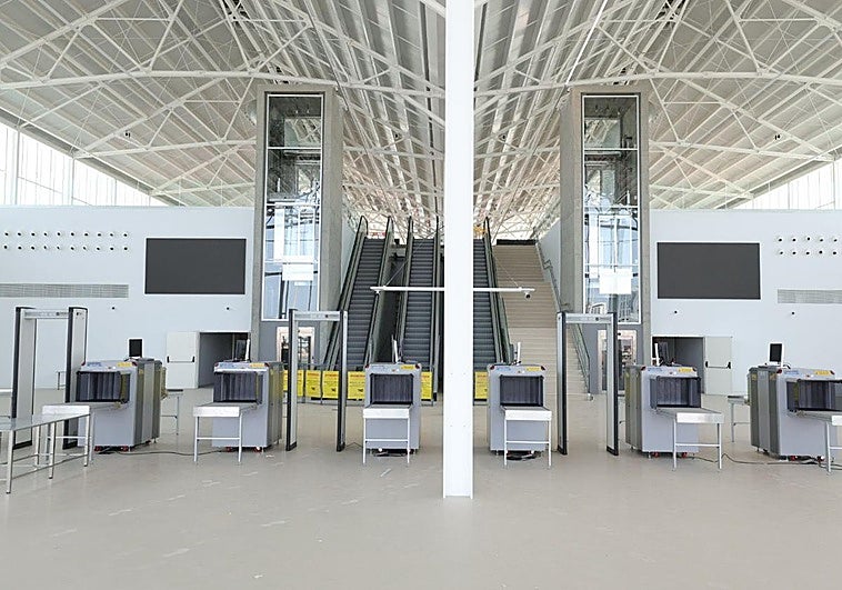 Imagen del interior de la terminal, con un estilo vanguardista reúne todo lo necesario para la mayor comodidad del crucerista.