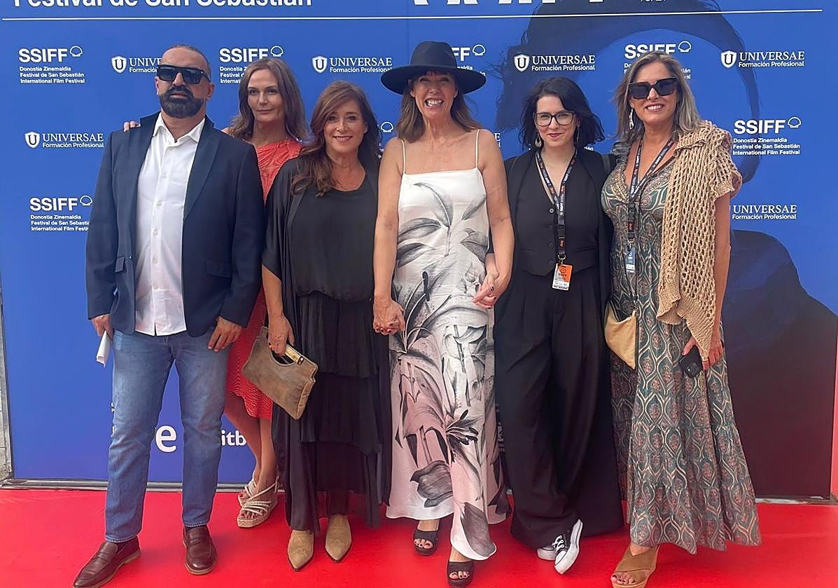 Mabel Lozano posa con parte de su equipo y de Videoreport Canarias.