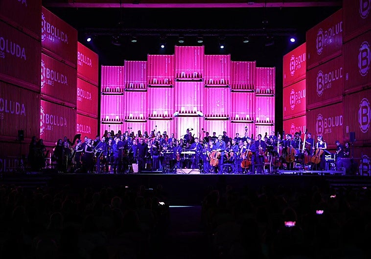 El concierto se celebró en el recinto portuario, con Kareal Mark Chichon al frente de la OFGC.
